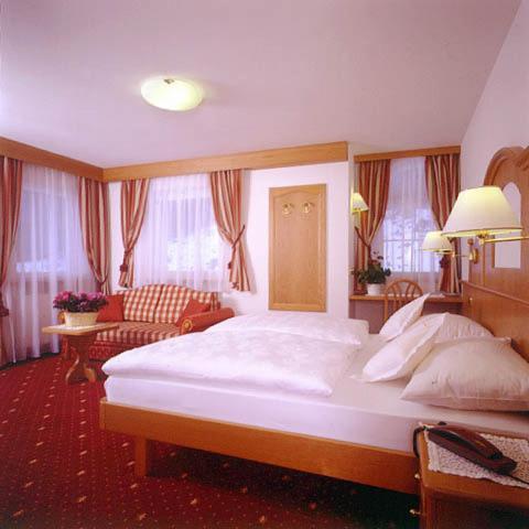 Hotel Scoiattolo Сельва-ди-Валь-Гардена Номер фото