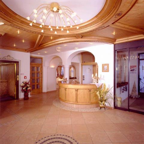 Hotel Scoiattolo Сельва-ди-Валь-Гардена Экстерьер фото