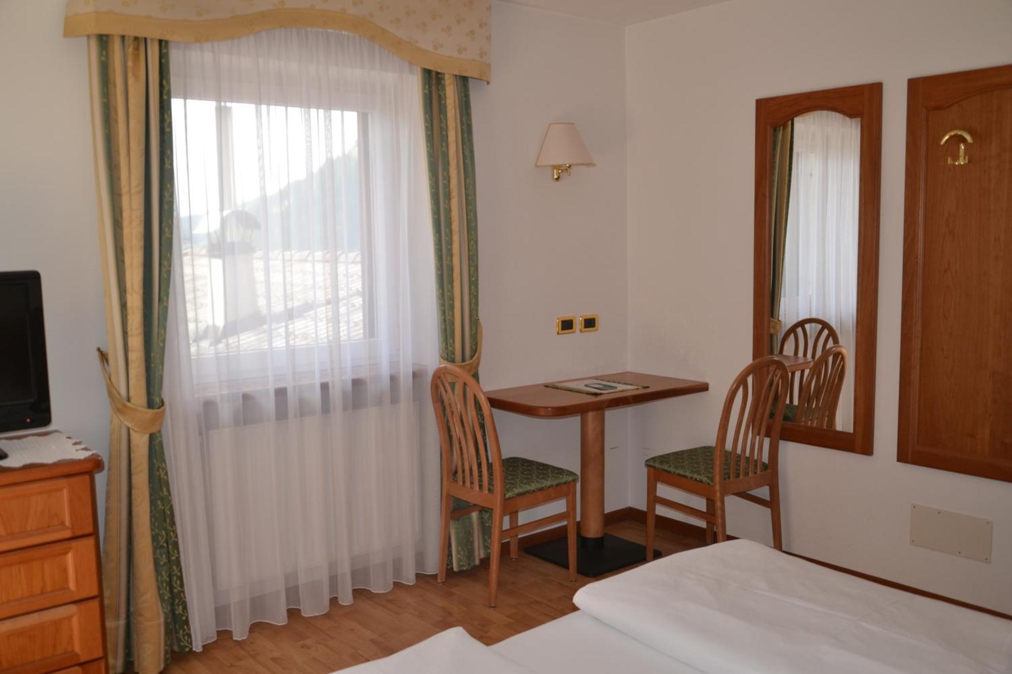 Hotel Scoiattolo Сельва-ди-Валь-Гардена Экстерьер фото