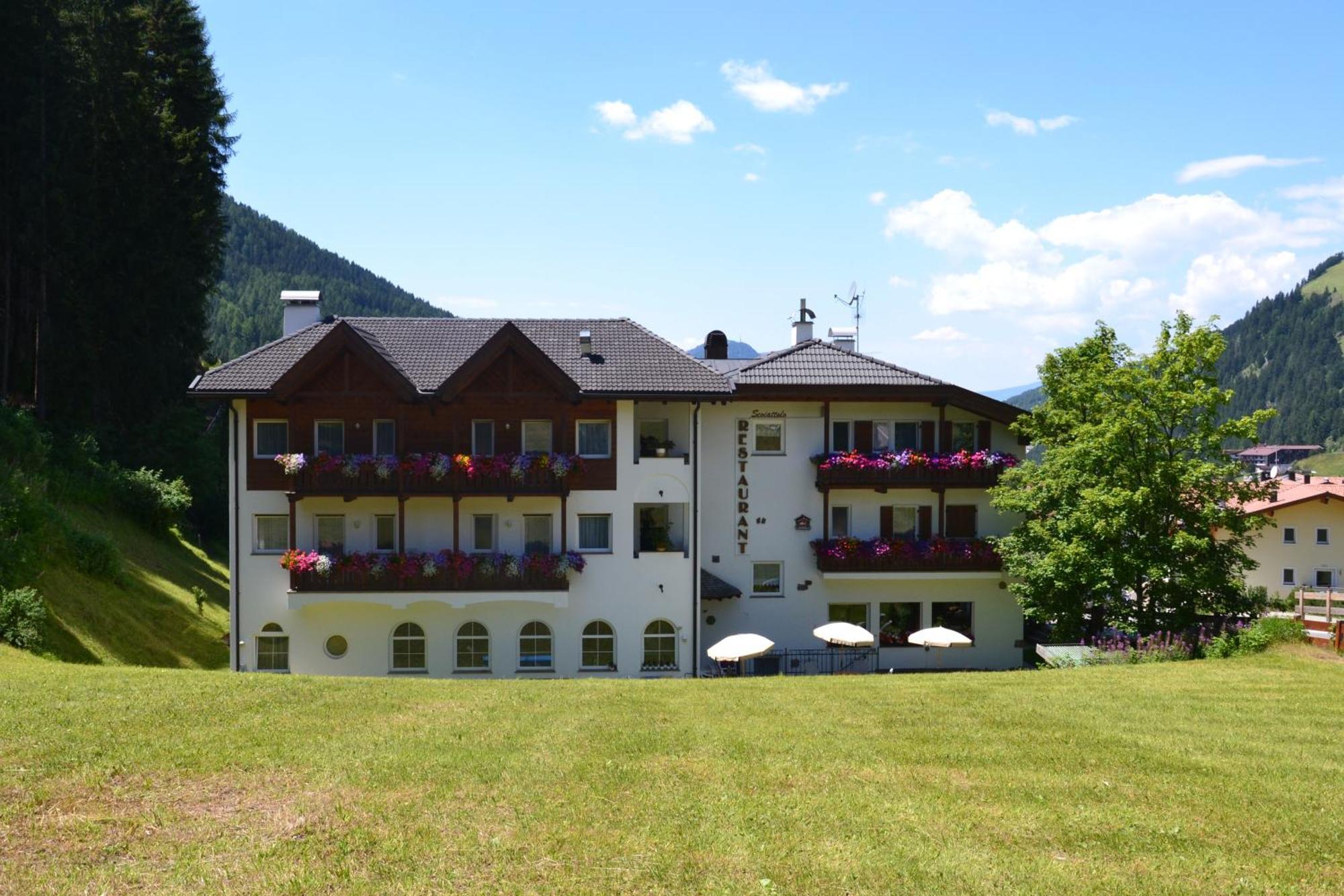 Hotel Scoiattolo Сельва-ди-Валь-Гардена Экстерьер фото